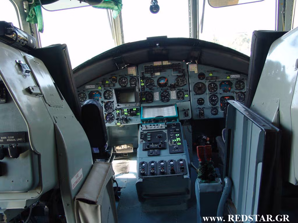 Khoang lái bên trong của trực thăng vận tải Mi-26. Nguồn ảnh: Redstar.