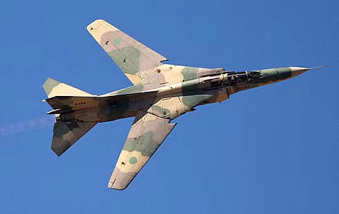 Động cơ của chiếc MiG-23M gần như đã "chết" khi nó đang bay ở độ cao khoảng 4.000m so với mặt đất. Cần phải nói thêm, MiG-23M là chiếc máy bay chỉ có một động cơ và phi công Nikolai đã phải thực hiện thoát ly máy bay theo chỉ thị của chỉ huy mặt đất ngay sau chiếc máy bay báo một loạt lỗi động cơ nghiêm trọng. Nguồn ảnh: Defence.