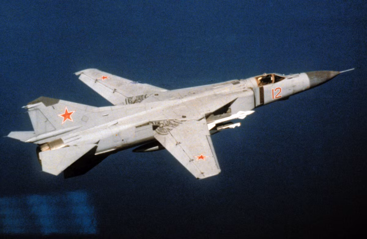Ngay khi chiếc MiG-23M "Ma" trên bay qua không phận Hà Lan, hai phi công Mỹ thuộc phi đoàn 32 đã tiếp cận nó và yêu cầu chiếc máy bay phải rời khỏi không phận NATO hoặc hạ cánh ngay lập tức. Nhưng chỉ vài phút sau họ kinh ngạc nhận ra rằng chiếc MiG-23M mà mình đang theo đuôi không hề có phi công điều khiển trong đó, còn độ cao bay của nó cũng không đổi trong suốt hành trình. Nguồn ảnh: National.