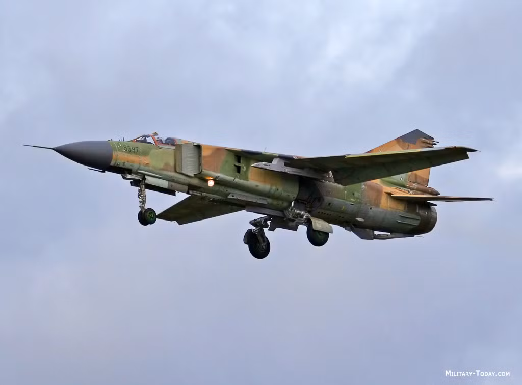Trước khi cất cánh, chiếc MiG-23M đã được kiểm tra kỹ và xác nhận là trong trạng thái hoạt động tốt, sẵn sàng chiến đấu. Mặc dù vậy, sau khi cất cánh khoảng một vài phút, đèn báo lỗi đã sáng rực cả khoang lái. Nguồn ảnh: Military.