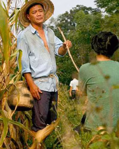 Thành công từ những vai ác trước đó, cố diễn viên Hồng Sơn vào vai Dỏ - một kiểu "Chí Phèo" suốt ngày say xỉn, gây rối cho làng nhưng bản chất lại hiền lành, tốt bụng. Để có thể diễn ở một loại vai mình chưa từng được thể hiện, ông đã khẳng định với đạo diễn rằng: "Cho em thử vai khác như kiểu này đi. Em sẽ chơi đến cùng".