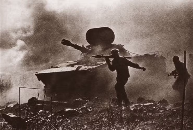 Thực chất, cái tên B40 được ra đời do tên tiếng Việt của khẩu súng này là Bazooka 40mm. Sở dĩ khẩu súng này được gọi là bazooka vì nó có cùng tính năng chiến đấu với khẩu bazooka do Viện sĩ Trần Đại Nghĩa chế tạo trong kháng chiến chống Pháp. Nguồn ảnh: Naver.