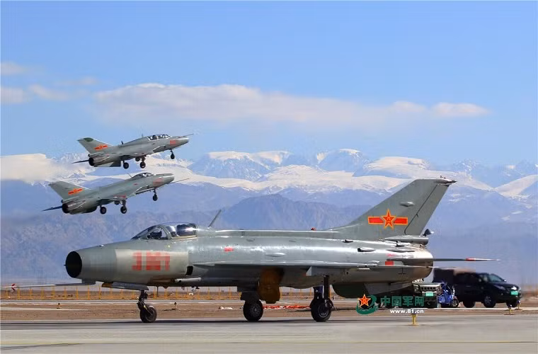 Biến thể hiện đại hóa gần đây nhất được Trung Quốc đưa vào trang bị là J-7G vào năm 2003 có nghĩa là cách đây 14 năm. Từ đó cho tới nay chúng vẫn hoạt động liên tục trong nhiều đơn vị khác nhau của Không, Hải quân Trung Quốc. Nguồn ảnh: 81.cn