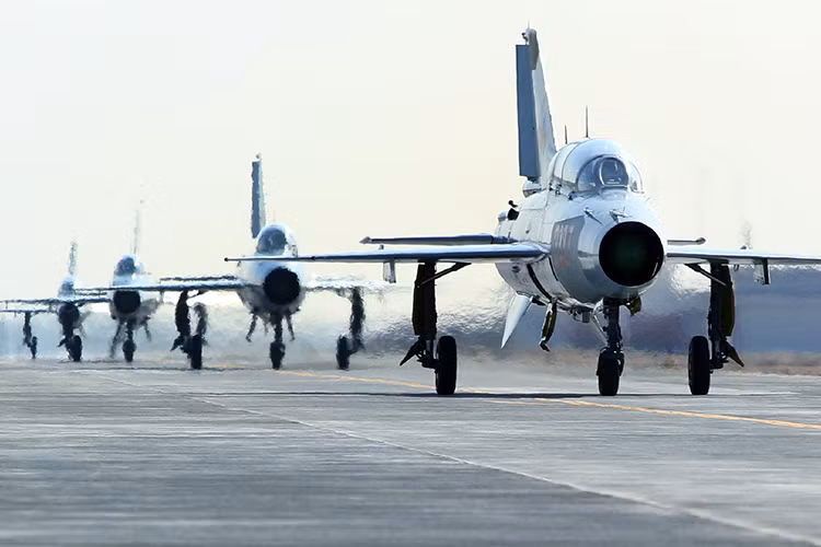 Vậy nên nếu nói dòng chiến đấu cơ già nua này của Trung Quốc đã hết đất dụng võ là có phần không đúng, bởi chúng vẫn có thể được Bắc Kinh "hồi sinh" khi cần thiết và độ nguy hiểm của nó thực sự khó có thể mà đánh giá hết được. Nguồn ảnh: huanqiu.