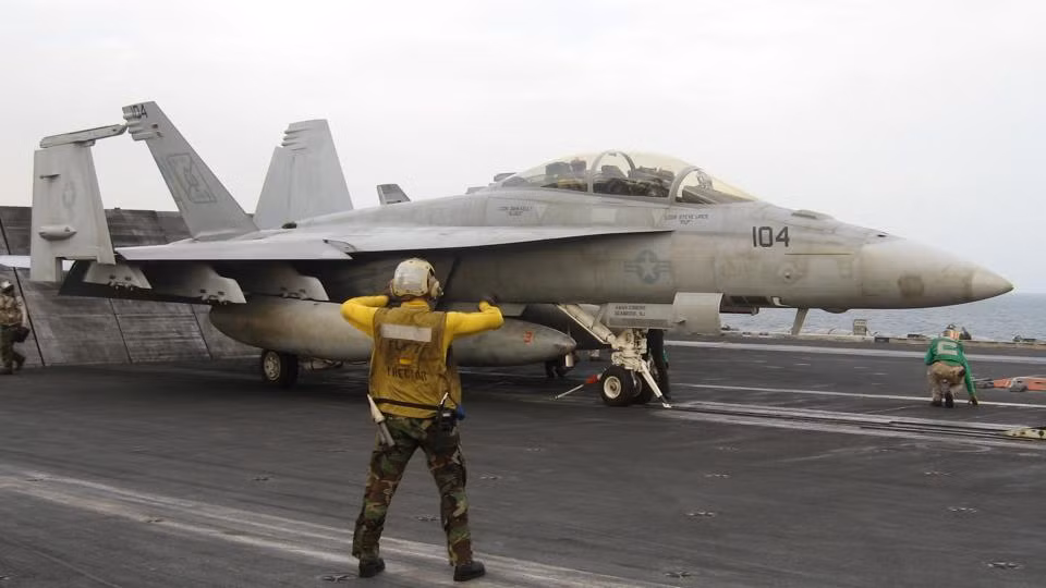 Về thiết kế, so với những chiếc F-18 nguyên bản, F/A-18E/F sở hữu thiết kế khí động học mới với kích thước lớn hơn và được tái trang bị gần như hoàn toàn cấu hình điện tử bên trong máy bay. Nguồn ảnh: Hindus.