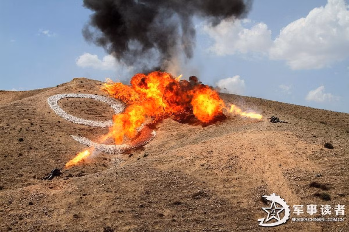 Trong bối cảnh hiện tại khi tác chiến trong nội đô, thành phố đang ngày càng trở thành "xu hướng" của mọi cuộc xung đột thì rõ ràng việc Quân đội Trung Quốc được trang bị các khẩu súng phun lửa sẽ mang lại lợi thế rất lớn cho đội quân này trong các tình huống xung đột vũ trang trong không gian hẹp. Nguồn ảnh: Chinamil.