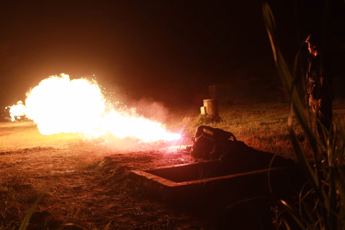 Các hiệp ước về vũ khí và chiến tranh xếp súng phun lửa vào loại vũ khí "napalm". Điều này đồng nghĩa với việc súng phun lửa ngày nay bị cấm sử dụng trong các khu vực đông dân cư giống như bom napalm vậy. Nguồn ảnh: Medium.