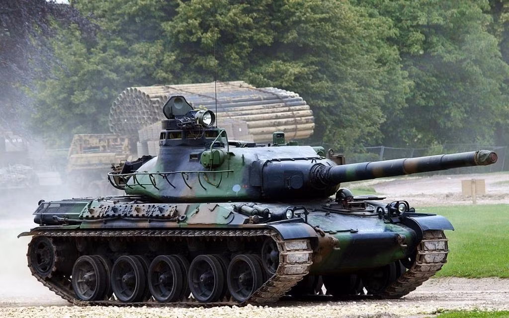 Được đưa vào trang bị từ năm 1966 tới nay, AMX-30 là một trong những chiếc xe tăng nổi bật nhất của Pháp trong thời kỳ chiến tranh Lạnh với tổng cộng đã có 3571 chiếc được ra đời. Nguồn ảnh: Pinterest.