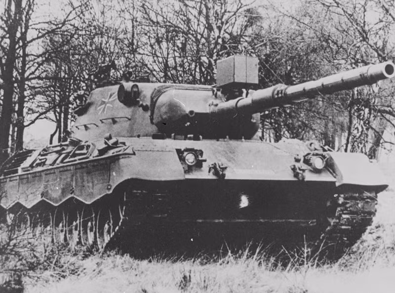 Là sản phẩm hợp tác giữa Đức và Pháp, Leopard được vào biên chế phục vụ chính thức từ năm 1965, nó nhanh chóng trở thành mẫu tăng tiêu chuẩn của mọi lực lượng vũ trang châu Âu và nó đã trở thành xe tăng chủ lực của hàng chục quốc gia trên thế giới. Nguồn ảnh: National.