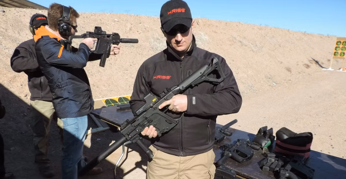 Súng cũng được trang bị nhiều thiết bị phụ trợ gắn ngoài có thể lắp vào rất nhiều rãnh kỹ thuật được thiết kế sẵn giúp nâng cao đáng kể khả năng tác xạ của xạ thủ cho từng yều cầu nhất định. Nguồn ảnh: Tactical.