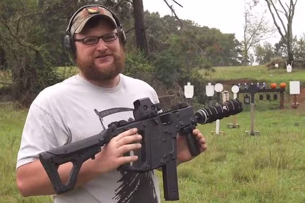 Được ra đời trong thế kỷ 21, Vector được coi là một trong nhưng khẩu tiểu liên hiện đại bậc nhất hiện nay với thiết kế hoàn toàn bằng hợp kim và nhựa tổng hợp. Nguồn ảnh: Locker.