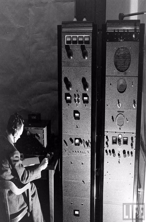 Với sự phát triển của công nghệ vô tuyến sau CTTG 2, các hệ thống mã hóa và bảo mật vô tuyến được phát triển cũng một phần nào đó bảo vệ được các điệp viên ngoại tuyến khi họ phải truyền tin ra ngoài