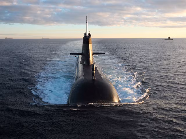 Độ sâu tối đa của tàu theo như công bố là 180 mét. Tuy nhiên, giới quan sát quân sự thế giới cho rằng đây hoàn toàn chưa phải là độ sâu lớn nhất mà những chiếc tàu ngầm này có thể vươn tới được. Nguồn ảnh: Defence.