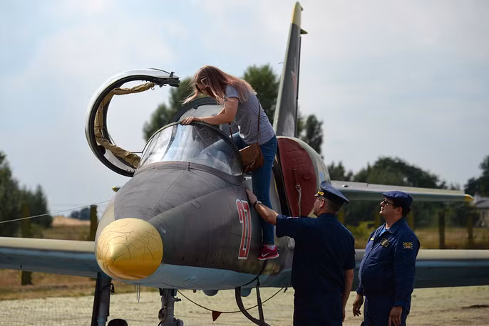 Một nữ học viên phi công khóa 1 của Nga thử cảm giác ngồi bên trong buồng lái máy bay huấn luyện L-39 được đặt trong khuôn viên trường Học viện Không quân Nga. Nguồn ảnh: Tass.