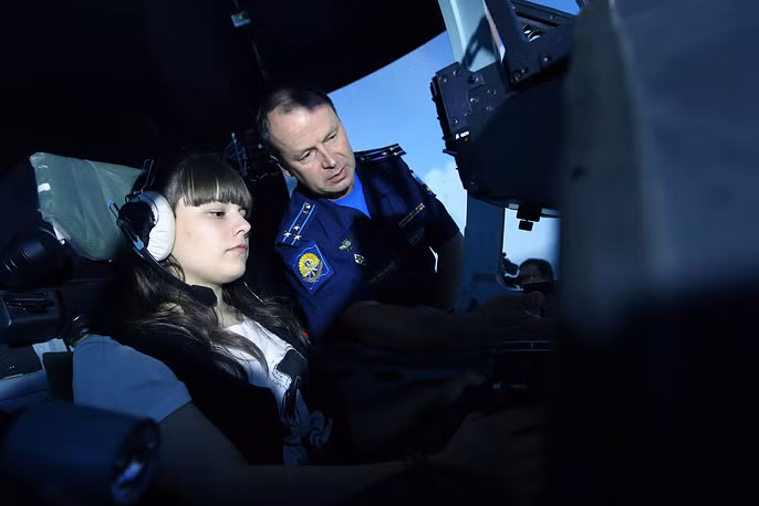 Không ít trong số họ là những người đã có bằng lái máy bay dân dụng. Ảnh: Một nữ phi công dân dụng Nga được các sĩ quan Không quân nước này kiểm tra khả năng thực hành bay trên một thiết bị mô phỏng. Nguồn ảnh: Tass.