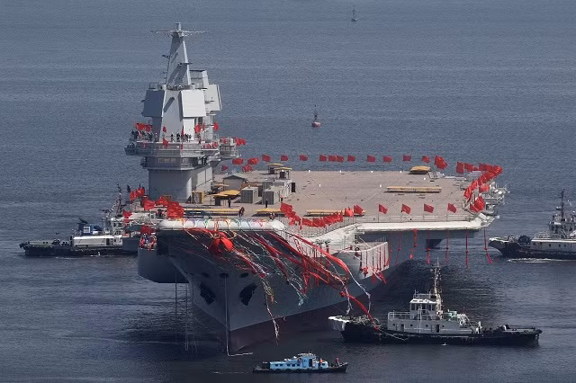 Trung Quốc hạ thủy tàu sân bay tự đóng đầu tiên của nước này, mở ra một chương mới đối với quá trình xây dựng và phát triển của Quân đội Trung Quốc trong suốt 100 năm. Nhưng đồng thời nó cũng khiến cả thế giới lo ngại về nguy cơ xung đột trên biển khi lợi ích chủ quyền giữa các quốc gia trong khu vực châu Á - Thái Bình Dương bị ảnh hưởng. Nguồn ảnh: ABC.