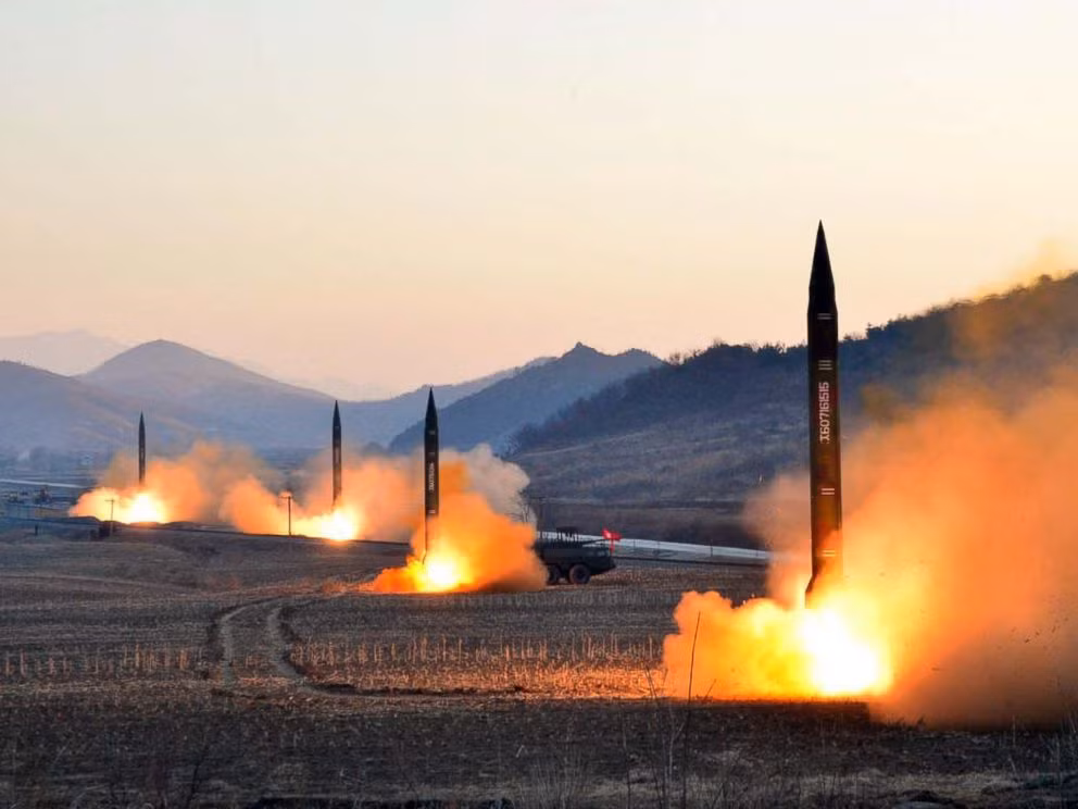 Hình ảnh Triều Tiên phóng thử cùng một lúc bốn qua tên lửa đạn đạo, trong đó có ba quả bay tới tận vùng biển Nhật Bản. Thế kỷ 21 cũng đánh dấu sự nổi lên của một thế lực quân sự mới mang tên Triều Tiên với chương trình phát triển công nghệ hạt nhân và tên lửa đầy tranh cãi của nước này. Nguồn ảnh: ABC.