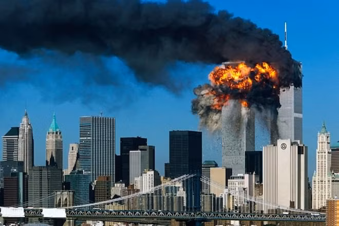 Ngay từ năm đầu tiên của thế kỷ 21, lịch sử thế giới đã bị tác động mạnh mẽ bởi sự kiến 11/9. Sự kiện khơi mào cho một loạt cuộc chiến trong suốt 16 năm sau đó khi biến cả Trung Đông thành một bãi chiến trường khổng lồ tác động đến hầu hết mọi quốc gia trên thế giới. Nguồn ảnh: Thegent.