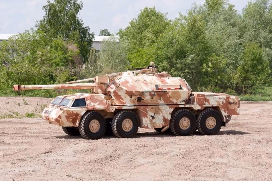 Khác với nhiều khẩu pháo tự hành khác, DANA có thiết kế được đặt trên hệ thống khung gầm xe tải 8x8 được gia cố lại. Việc đặt trên hệ thống xe tải này khiến cho DANA có được tốc độ di chuyển cực tốt, lên tới 80 km/h. Nguồn ảnh: Sina.