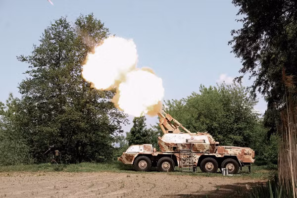 Kho đạn dự trữ trên xe của khẩu pháo lựu tự hành này có khả năng chứa được tối đa tới 60 viên và gia tốc đầu đạn tối đa có thể đạt được vào khoảng 693 mét/giây. Nguồn ảnh: MSline.