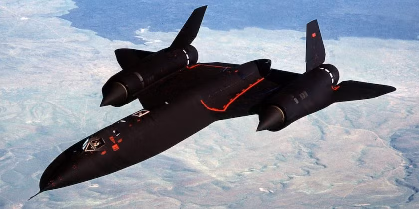 Được sản xuất từ năm 1966, SR-71 được xếp vào hạng máy bay do thám tầm xa chiến lược của Không quân Mỹ. Loại máy bay này có trần bay cao tới gần 26.000 mét, tốc độ bay tối đa Mach 3,3 tương đương với 3450 km/h. Nguồn ảnh: Task.