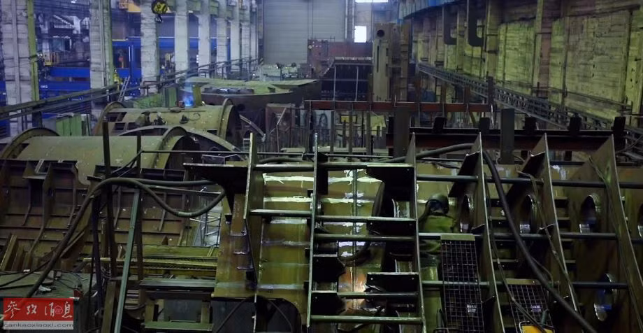 Tàu ngầm Kilo có độ giãn nước khi nổi vào khoảng 2300 tấn, khi lặn tối đa vòa khoảng 3950 tấn. Tàu được trang bị một động cơ điện-diesel cung cấp công suất 6800 sức ngựa tổng cộng. Nguồn ảnh: 81cn.