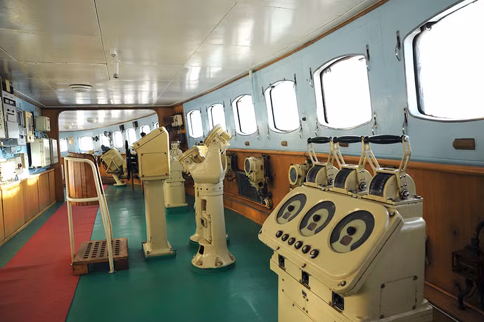 Tới năm 1989, tàu phá băng Lenin chính thức ngừng hoạt động. Con tàu này hiện được trưng bày làm bảo tàng như một cách tôn vinh thành tựu vĩ đại của Liên Xô trong cuộc đua lên Bắc Cực. Ảnh: Khoang điều khiển của tàu Lênin. Nguồn ảnh: Tass.