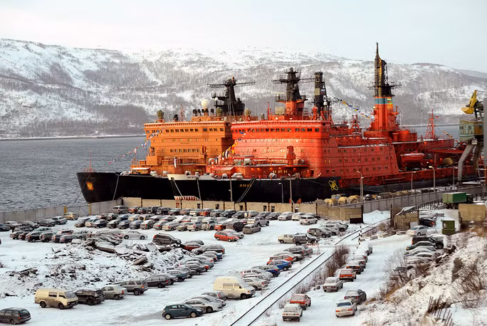 Năm 2016, danh hiệu tàu phá băng lớn nhất thế giới của 50 Let Pobedy đã bị tàu LK-60Ya "soán ngôi". Tuy nhiên tàu LK-60Ya mới chỉ được hạ thủy chứ chưa chính thức nhập biên chế nên về mặt lý thuyết, 50 Let Pobedy vẫn là tàu phá băng lớn nhất thế giới trong khoảng 1 tới 2 năm nữa. Nguồn ảnh: Tass.