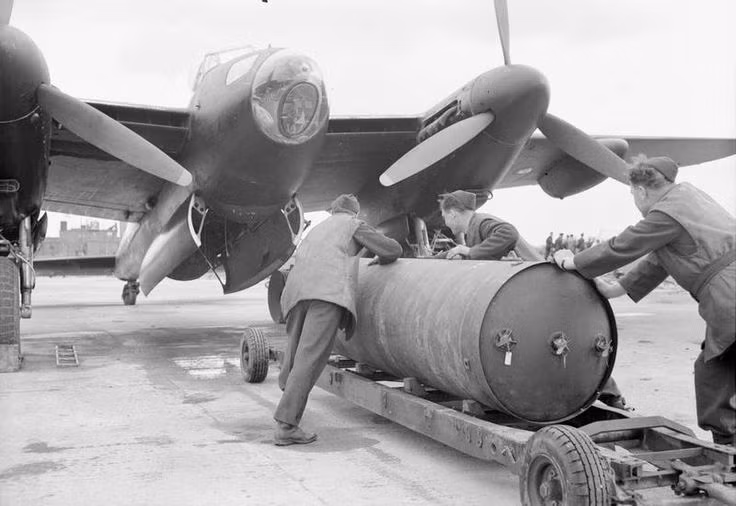 Đáng chú ý, Blockbuster là tên gọi chung của các loại bom siêu lớn do Anh sử dụng trong chiến tranh thế giới thứ còn 4000 Ib HC là lượng thuốc nổ được tính theo cân Anh (đơn vị Ib) tương đương với khoảng 1,5 tấn. Nguồn ảnh: Wiki.