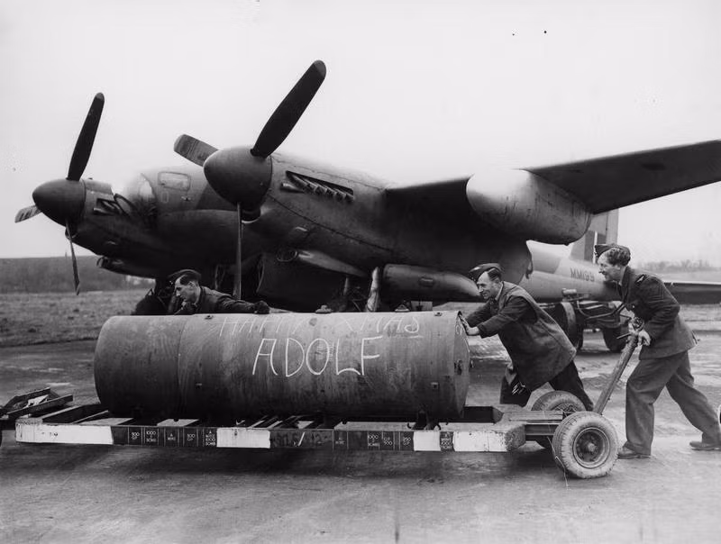 Được bắt đầu sử dụng từ năm 1943, tới khi chiến tranh thế giới thứ hai kết thúc ở châu Âu phía Không quân Hoàng gia Anh đã thả tổng cộng 88.000 quả bom loại này xuống toàn châu Âu. Nguồn ảnh: Wiki.