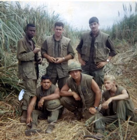 Sau một thời gian sử dụng Flak M69, binh lính Mỹ thường lựa chọn việc không mặc áo giáp hoặc cởi trần khi ra trận với Flak M69 để có thể thoải mái, cơ động hơn khi phải di chuyển với tấm bùa nặng tới 10kg này. Nguồn ảnh: Guns.