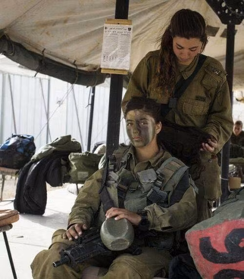 Kể cả những vị trí có nhiệm vụ cực kỳ nặng nề như bộ binh, đặc nhiệm, trinh sát,... cũng đều có các nữ quân nhân tham gia phục vụ. Nguồn ảnh: IRFA.