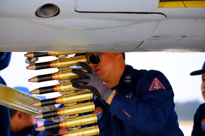 Chiến đấu cơ J-7 Trung Quốc là phiên bản nội địa hóa của nước này được sản xuất dựa trên mẫu chiến đấu cơ MiG-21 của Liên Xô theo dạng chuyển giao công nghệ từ những năm 1960. Ảnh: Đạn pháo 30 mm đang được nạp vào chiến đấu cơ J-7. Nguồn ảnh: Sina.