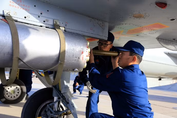 Nhiệm vụ chủ yếu của các chiến đấu cơ J-7 trong biên chế Không quân Trung Quốc ngày nay là phục vụ các hoạt động huấn luyện nhưng khả năng tác chiến của nó vẫn như một chiếc đấu cơ bình thường. Nguồn ảnh: Sina.