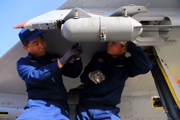 Được sản xuất từ năm 1966, tới tận ngày nay chiến đấu cơ J-7 của Trung Quốc vẫn còn đang phục vụ trong biên chế của Không quân nước này và không quân nhiều nước khác trên thế giới với số lượng lên tới 2400 chiếc. Nguồn ảnh: Sina.