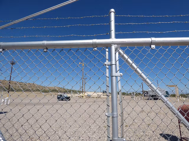 Khi còn hoạt động, các căn cứ này được bịt kín bằng tôn và có nhiều lớp hàng rào thép gai cùng lính canh chứ không chỉ có mỗi hàng rào lưới như thế này. Nguồn ảnh: Dailykos.