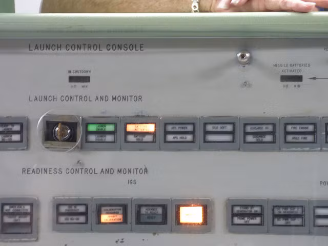Sau khi phóng tên lửa và nhập mã phóng cùng tọa độ, việc phóng sẽ được thực hiện tự động hoàn toàn và không thể hủy lệnh giữa chừng. Nguồn ảnh: Dailykos.