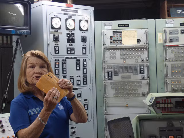 Mã phóng cùng tọa độ phóng sẽ được đưa xuống phòng này từ các đường ống dẫn phong bì thư. Trong phòng không có bất cứ thiết bị nào để liên lạc với bên ngoài, các binh sĩ trực chiến sẽ chỉ nhận lệnh phóng và làm theo lệnh được viết sẵn trong bức thư được chuyển xuống. Nguồn ảnh: Dailykos.