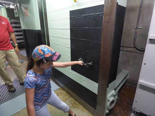 Cánh cửa nặng cả chục tấn được cân bằng lực rất tốt, một đứa trẻ 9 tuổi cũng có thể tự kéo cửa được. Chỉ có khóa của cánh của này được điều khiển từ phòng điều khiển, người nào muốn vào phải tự mở cửa bằng tay. Nguồn ảnh: Dailykos.