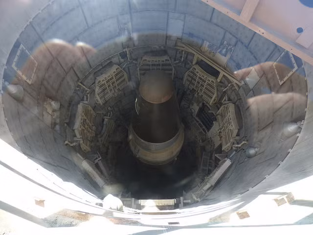 Cận cảnh quả tên lửa Titan II trong bệ phóng với đầu đạn W-53 có sức nổ tương đương 9 megaton, đủ để công phá một thành phố nhỏ ở Liên Xô cũ hoặc bất cứ đầu trên thế giới. Nguồn ảnh: Dailykos.