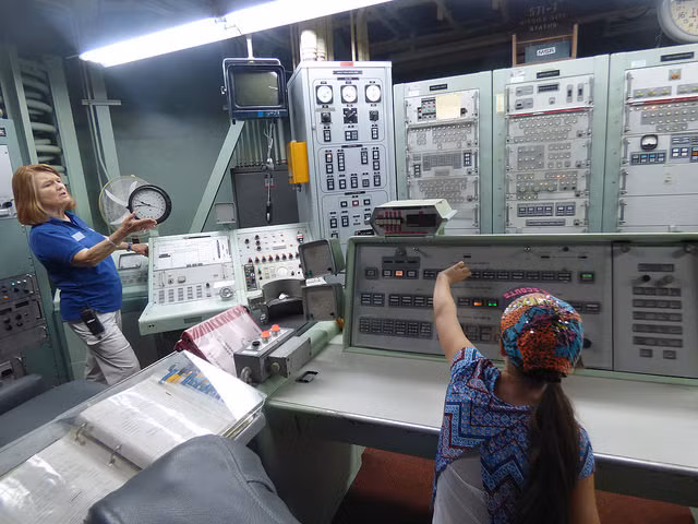 Hai chìa khóa phóng được đặt cánh nhau rất xa và phải được vặn gần như đồng thời. Điều này để tránh một kẻ phá hoại nào đó có thể phóng tên lửa một mình, muốn phóng tên lửa, nhất định phải có hai người trở lên. Nguồn ảnh: Dailykos.