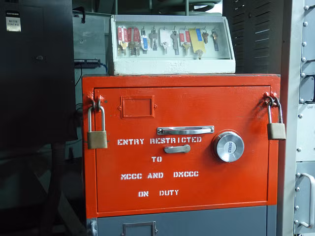 Tủ chứa chìa khóa phóng yêu cầu hai chìa khóa để mở. Nguồn ảnh: Dailykos.