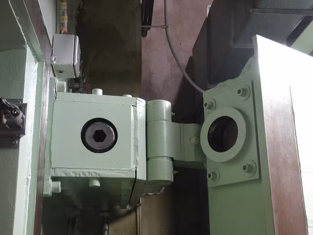 Chối khóa của cánh cửa thép nặng hàng chục tấn. Nguồn ảnh: Dailykos.