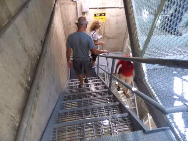 Phải dùng tới hai mật khẩu mới có thể đi vào trong căn cứ dưới lòng đất và đặc biệt là mỗi cửa mở chỉ một người được phép ra vào, người tiếp theo phải lặp lại các bước nói trên và không được đi chung với nhau. Nguồn ảnh: Dailykos.