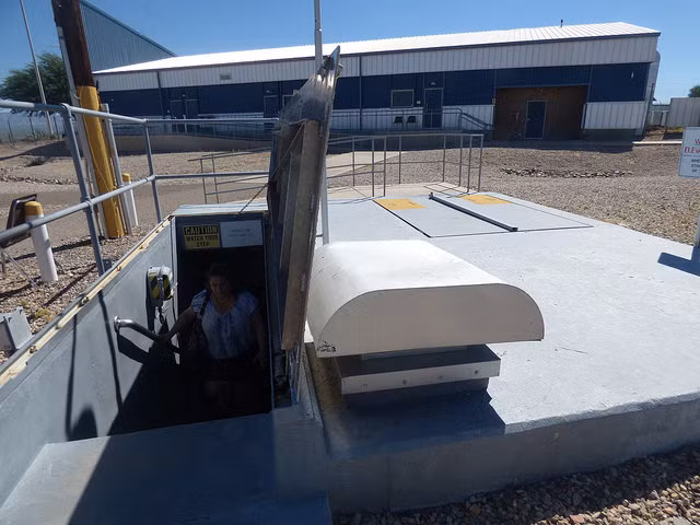 Toàn bộ căn này được đặt dưới lòng đất, để đi vào, binh sĩ ra vào căn cứ phải sử dụng mật khẩu cá nhân được cấp cho mỗi người. Chưa hết, bên cạnh cửa ra vào căn cứ còn có một bốt điện thoại để gọi điện tới phòng điều khiển, sau khi sử dụng mật khẩu cá nhân người đi vào phải gọi điện thoại đến phòng điều khiển để xin mật khẩu ra vào dùng một lần do máy tính chọn ngẫu nhiên. Nguồn ảnh: Dailykos.