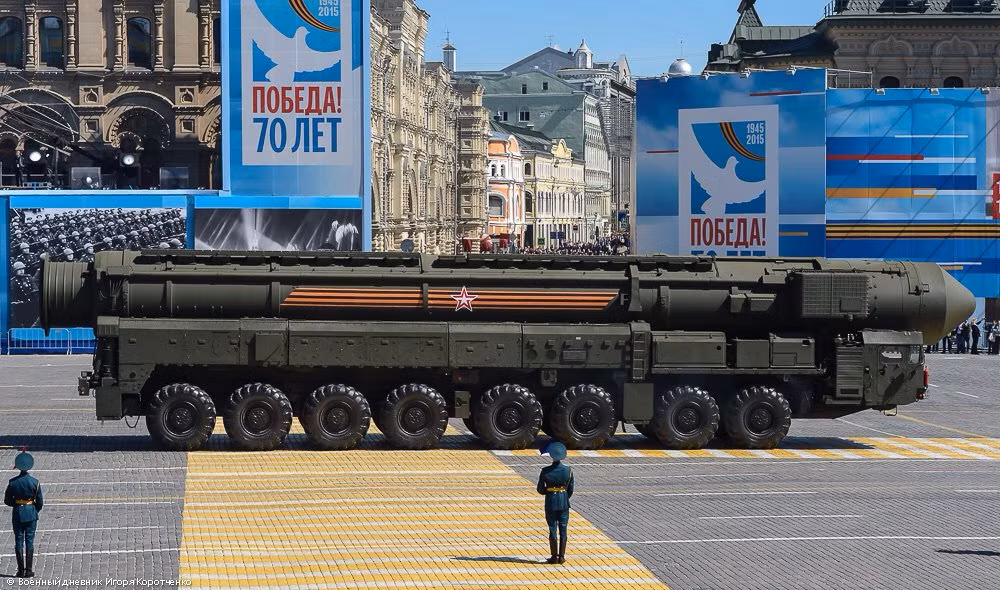 RS-24 Yars sử dụng nhiên liệu rắn, cung cấp tốc độ tối đa lên tới Mach 20 tương đương với 20 lần tốc độ âm thanh, khoảng 6,8 km/s. Tầm bắn tối đa của quả tên lửa này vào khoảng 11.000 tới 12.000 km có thể vươn tới mọi mục tiêu. Nguồn ảnh: Asia.