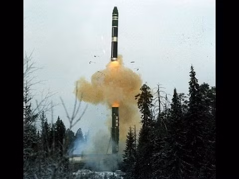 Dù sử dụng nhiên liệu rắn, nhưng tới giai đoạn ba hoặc giai đoạn bốn trong chặng bay, tên lửa RS-24 Yars sẽ chuyển sang sử dụng nhiên liệu dạng lỏng để có thể điều chỉnh được tốc độ bay phù hợp ở pha cuối. Nguồn ảnh: Youtube.