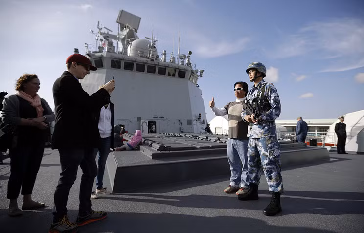 Sau khi kết thúc cuộc tập trận chung ven bờ, tàu hộ vệ mang tên lửa Đại Khánh đã mở cửa cho người dân Nga ở Vladivostok tham quan boong tàu, một trong lớp chiến hạm mạnh nhất nhì của Hải quân Trung Quốc này. Nguồn ảnh: Tass.