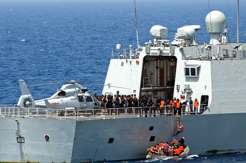 Các tàu hộ vệ mang tên lửa thuộc lớp Type 054A của Trung Quốc được phát triển từ phiên bản Type 054. Tính tới năm 2017, phía Trung quốc có tổng cộng 25 khu trục hạm loại này đang hoạt động. Nguồn ảnh: Wiki.