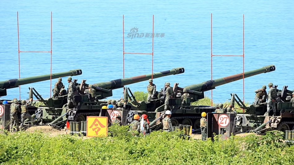 Những khẩu pháo tự hành M110 của Đài Loan tham gia cuộc tập trận bắn đạn thật. Kíp chiến đấu của M110 có số lượng pháo thủ lên tới 13 người và mỗi viên đạn pháo 203mm của chúng nặng lên đến 30kg. Nguồn ảnh: Youth Daily.
